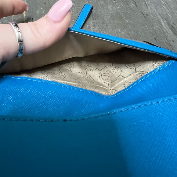 Michael Kors, vibrant blue, smart, phone wristlet- pre-owned - Picture 5 of 9